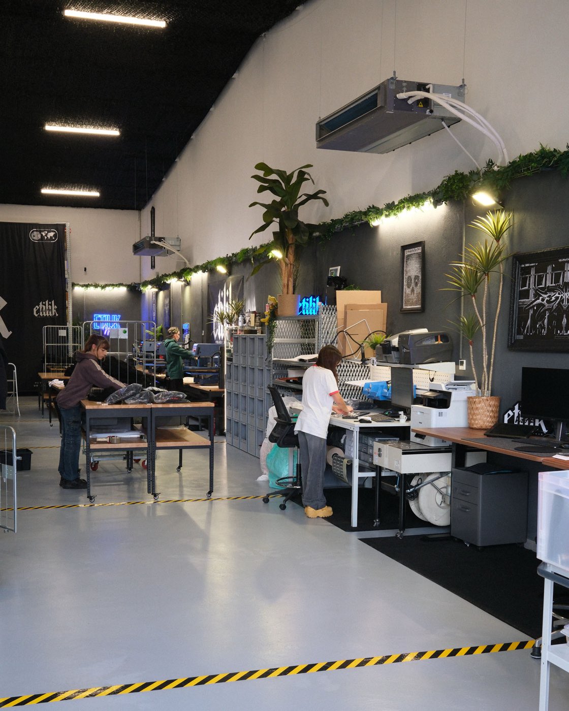 Intérieur de l'atelier Etilik Print à Istres, machines d'impression DTF