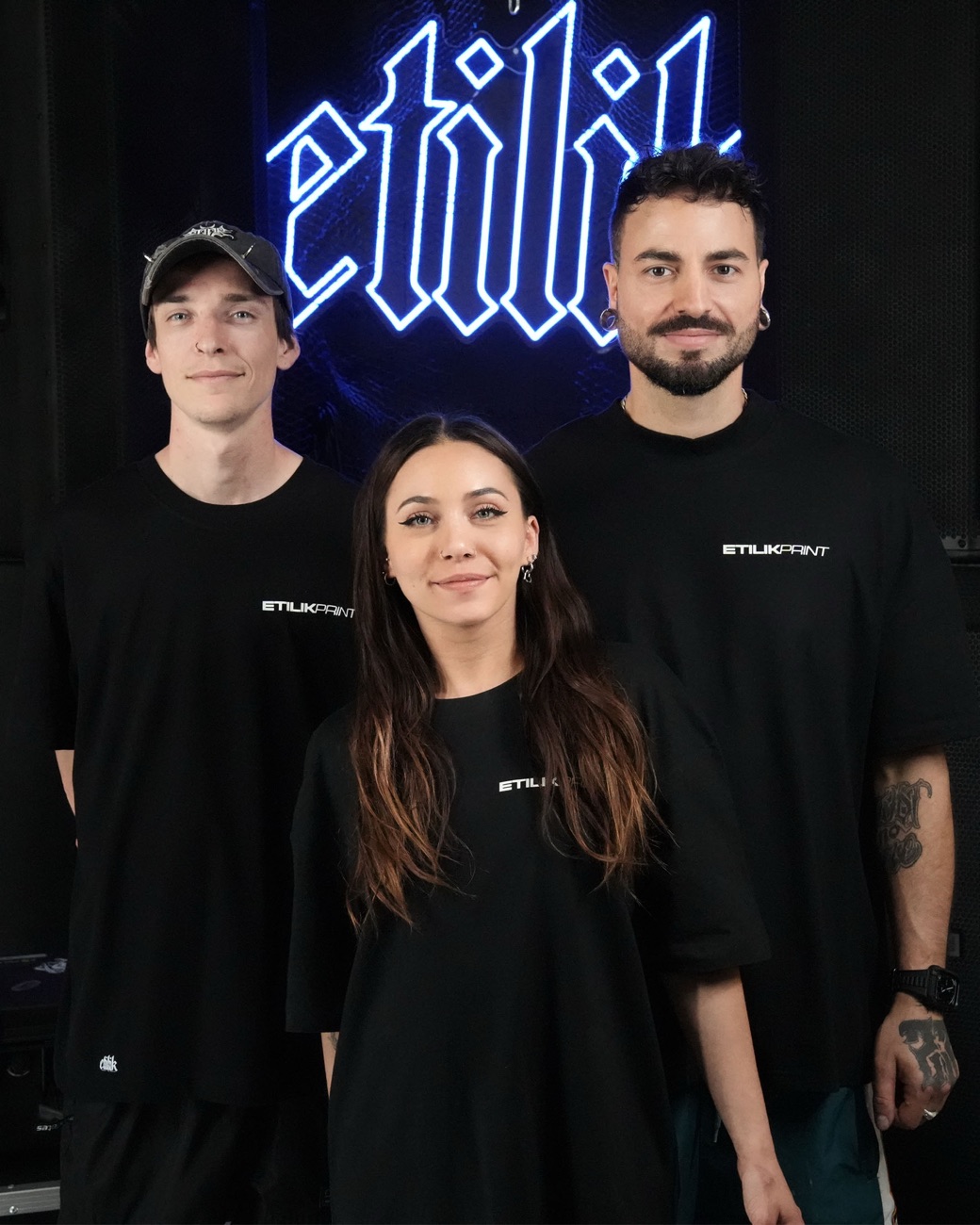 L'équipe Etilik Print devant l'enseigne, atelier d'Istres